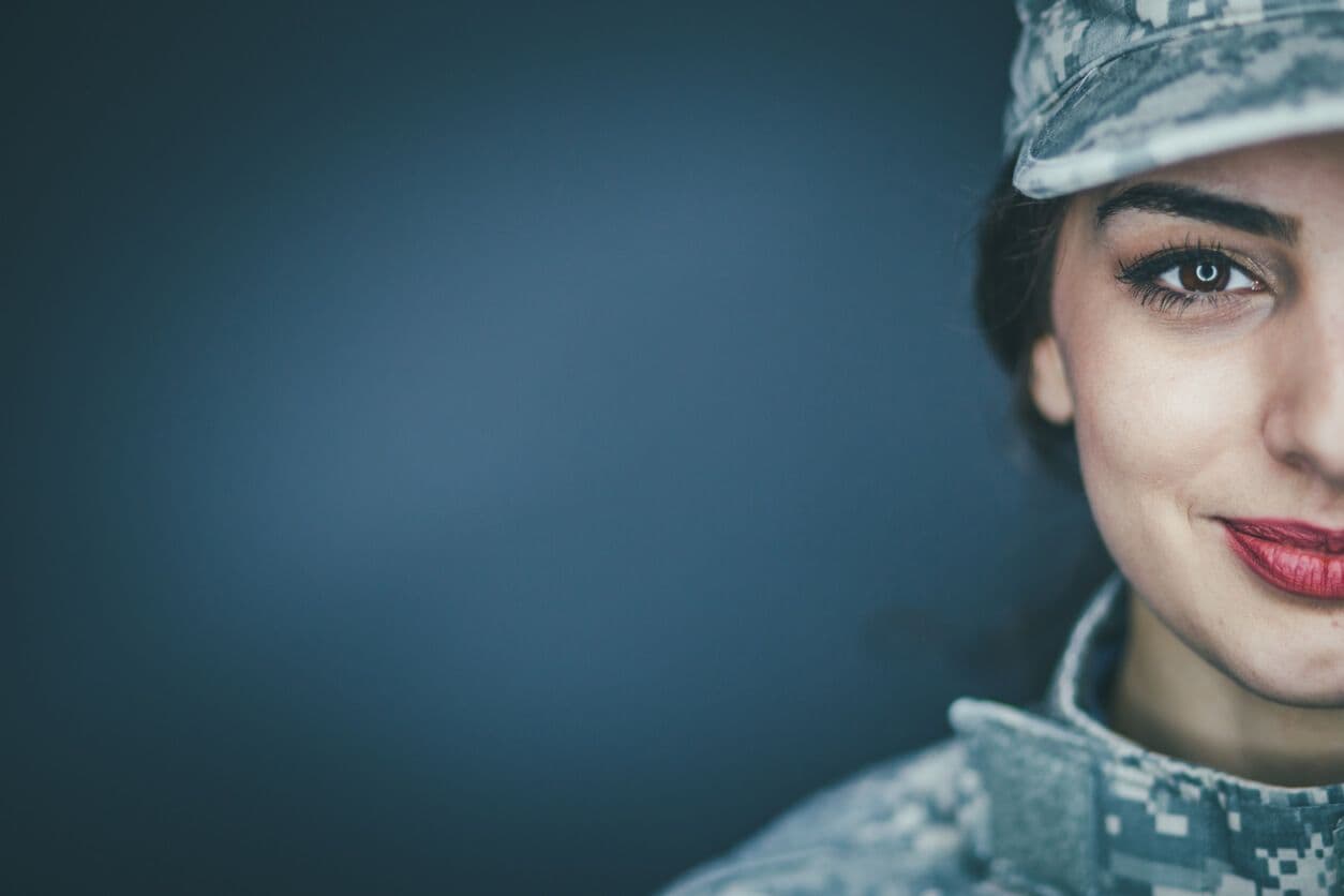 woman-veteran-in-uniform