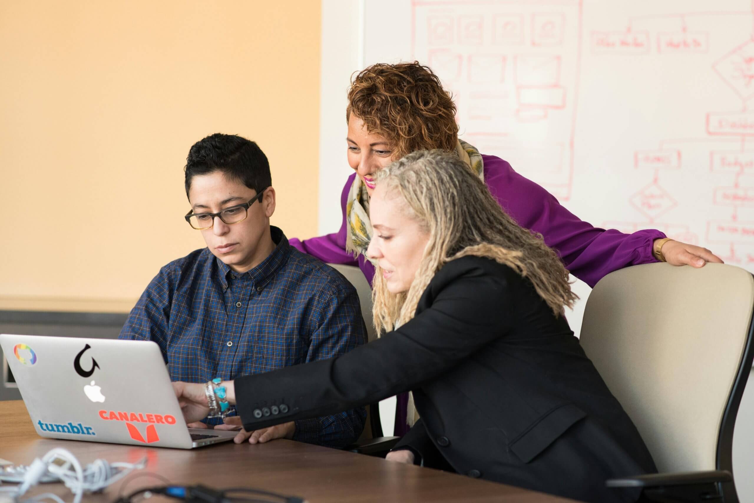 Employees discussing 5 steps to starting a mentoring program at work